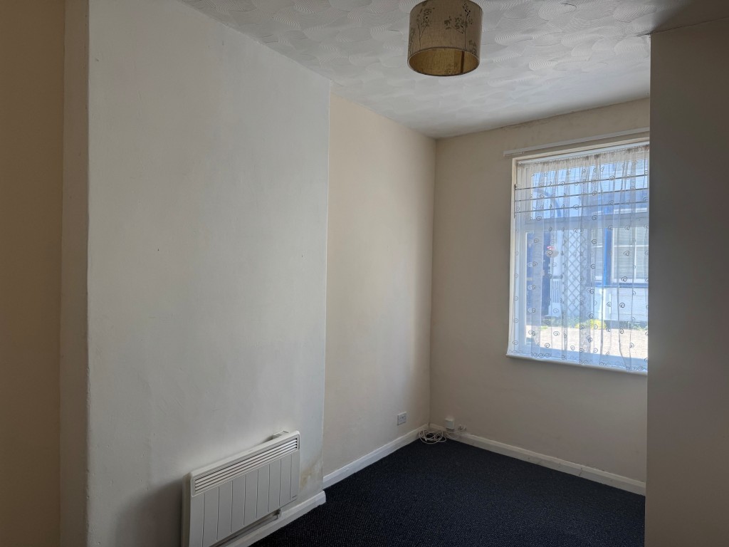 Lot: 115 - SPLIT LEVEL FLAT FOR INVESTMENT OR OCCUPATION - The Ground Floor Bedroom
